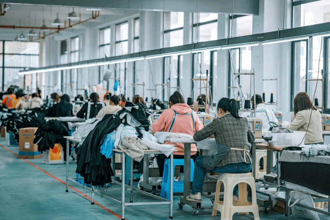 急招900多人！昭通鎮雄紡織服裝產業園正式投產，帶動日用品銷售新機遇